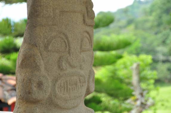 Visitando totens de pedra milenares durante passeio à cavalo em San Agustín, na Colômbia